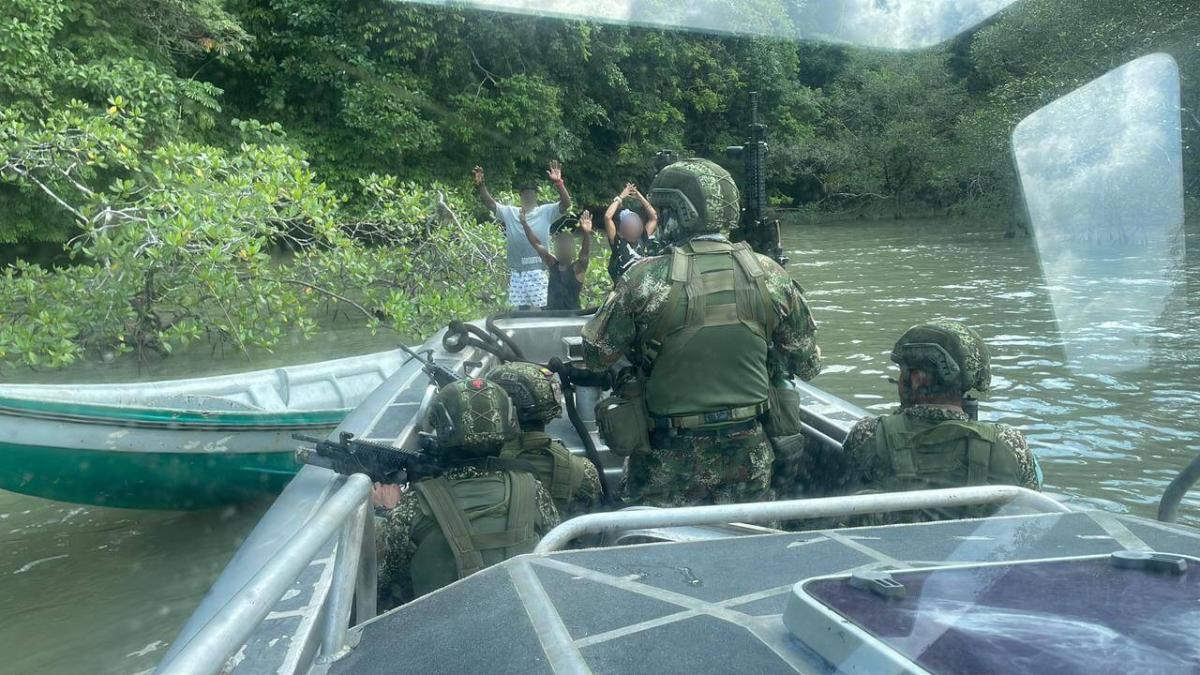 Cinco militares de la Armada quedaron heridos por ataque del Eln con explosivos lanzados por drones en Chocó: están en clínica de Buenaventura, Valle